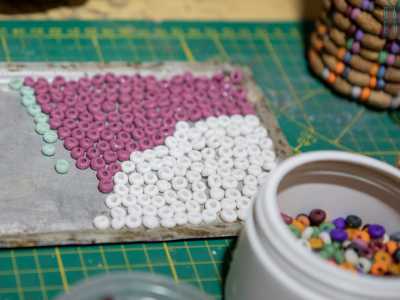 ...e a questo punto si passa a realizzare le perline con la pasta di fino: una sorta di plastilina colorata molto friabile che va lavorata tra le dita per diversi minuti per compattarla al meglio